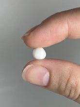 Charger l'image dans la galerie, Pot de Solid Gel 3D Milky White Beauty Passion. Pâte à modeler blanche semi-opaque pour décors d'ongles texturés, motifs tricot d'hiver et reliefs géométriques de qualité professionnelle.