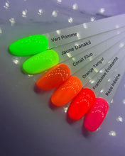 Charger l'image dans la galerie, Framboise éclatante - Beauty Passion - Vernis Semi Permanent - Fluo - Onglerie