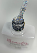 Charger l'image dans la galerie, Pinceau de vernis laissant apparaître la texture transparente et les éclats de feuilles d’argent du Top Coat Silver.