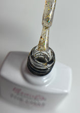 Charger l'image dans la galerie, Flacon de Top Coat Gold Flakes 10ml Beauty Passion, finition brillante avec incrustations de feuilles d'or pour un effet luxe.