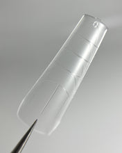 Charger l'image dans la galerie, Rallongement d'ongles avec demi-capsules rapidité professionnelles effet naturel, pose rapide à la Rubber Base sans limage de démarcation.