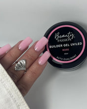 Charger l'image dans la galerie, Pose d'ongles avec le gel de construction Rose Auto-Égalisant, rendu Rose Baby couvrant effet naturel sans défaut.