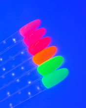 Charger l'image dans la galerie, Nuancier de capsules de vernis à ongles présentant la collection de couleurs fluo Beauty Passion, incluant l'Orange Fournaise.