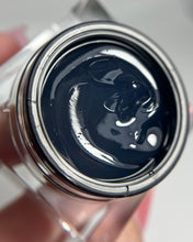 Charger l'image dans la galerie, Gros plan sur la texture Clear du Solid Tip Gel : un gel solide haute transparence garantissant une catalysation totale au cœur de la matière et une tenue invisible.