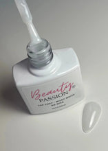 Charger l'image dans la galerie, Flacon de Top Coat Milky White 10ml Beauty Passion, finition blanc laiteux translucide pour effet Babyboomer et ongles naturels.