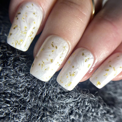 Nail Art Milky White & Feuilles d’Or