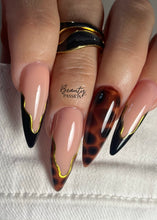 Charger l'image dans la galerie, Nail art effet tortoise avec vernis semi permanent marron et noir – rendu écaille de tortue brillant
