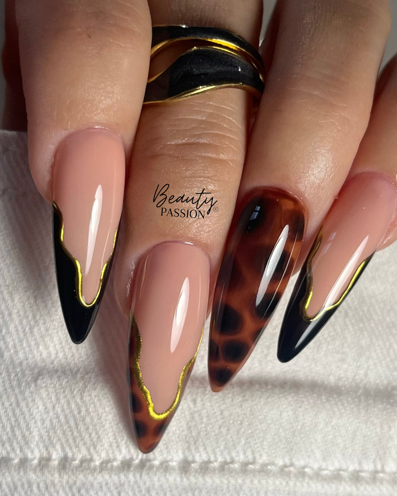 Nail art effet tortoise avec vernis semi permanent marron et noir – rendu écaille de tortue brillant