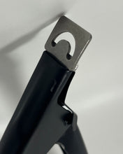 Charger l'image dans la galerie, Accessoire prothésiste ongulaire : guillotine de précision pour coupe de faux ongles et tips en gel.
