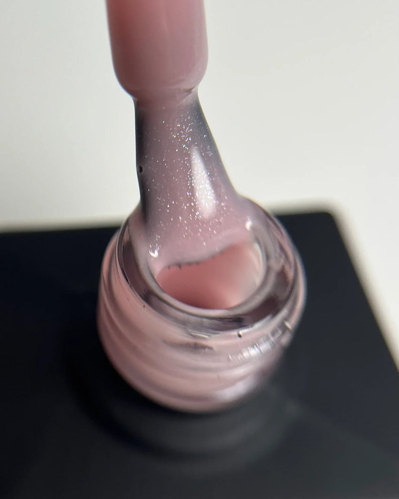 ZOOM SUR UNE RUBBER BASE ROSE PAILLETTEES
