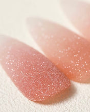 Charger l'image dans la galerie, Gros plan sur un ongle en gel avec une manucure effet sucre blanche pailletée
