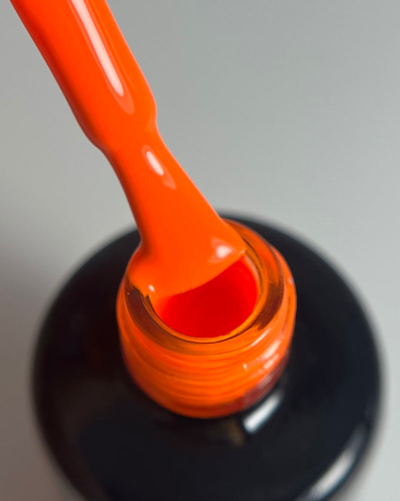 Zoom macro sur la texture et la couleur vibrante du vernis Orange Fournaise Fluo de Beauty Passion.
