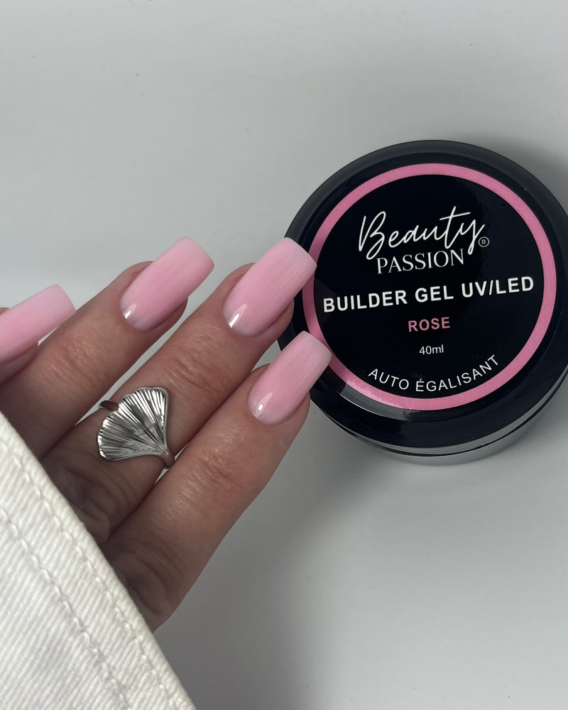Pose d'ongles avec le gel de construction Rose Auto-Égalisant, rendu Rose Baby couvrant effet naturel sans défaut.
