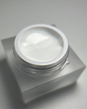 Charger l'image dans la galerie, Gros plan texture Gel Paint White fluide et intense - Idéal pour le Fine Line et les détails haute précision sans couche collante.
