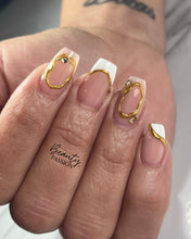 Charger l'image dans la galerie, french réalisée avec le gel paint white et nail art tendance réalise avec le gel texturé 3D. Accroche parfait de la poudre chromé dorée
