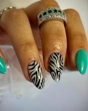 Charger l'image dans la galerie, Nail Art réalisé au Gel Paint Black No Wipe avec effet chrome miroir - Accroche parfaite du pigment sur tracé noir pour prestations d'excellence.
