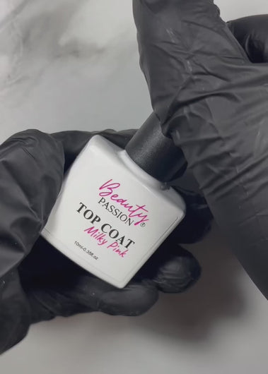 Finition Milky Pink appliquée sur un dégradé babyboomer pour lisser et parfaire le fondu rose.