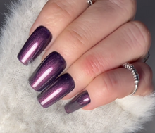 Charger et lire la vidéo dans la visionneuse de la Galerie, Mystère Pourpre - vernis semi permanent - violet
