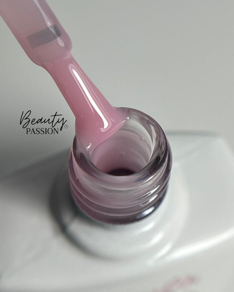 Flacon de Top Coat Milky Pink 10ml Beauty Passion, finition rose laiteux délicat pour une manucure nude et soignée.