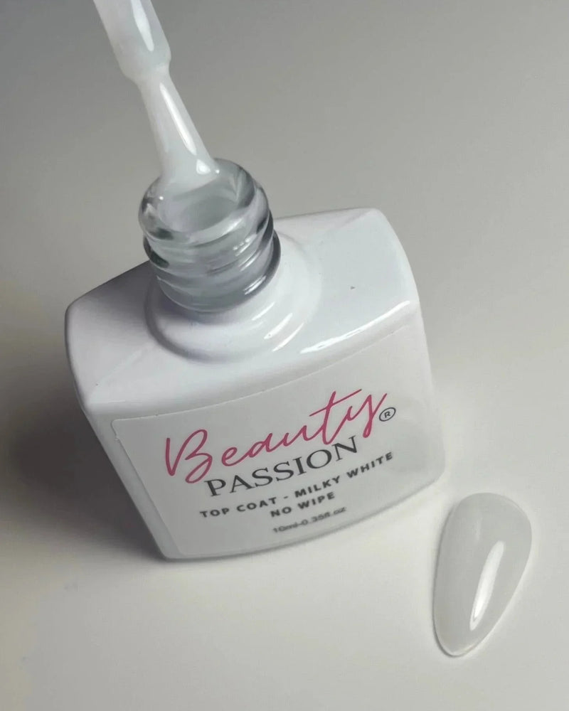 Flacon de Top Coat Milky White 10ml Beauty Passion, finition blanc laiteux translucide pour effet Babyboomer et ongles naturels.